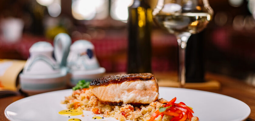 guia de precificação de pratos de restaurante - imagem de um prato com uma taça de vinho